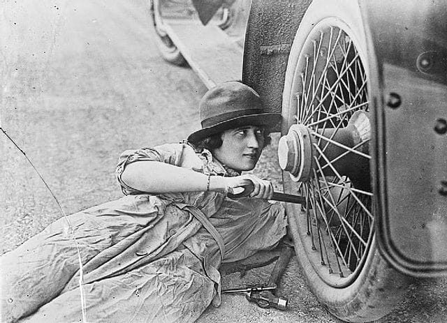 Women_at_work_during_the_First_World_War
