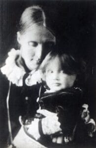 Virginia Woolf with her mother Julia 1884