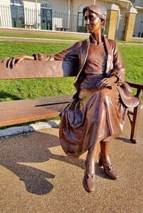 Richmond_Riverside,_statue_of_Virginia_Woolf_(3)